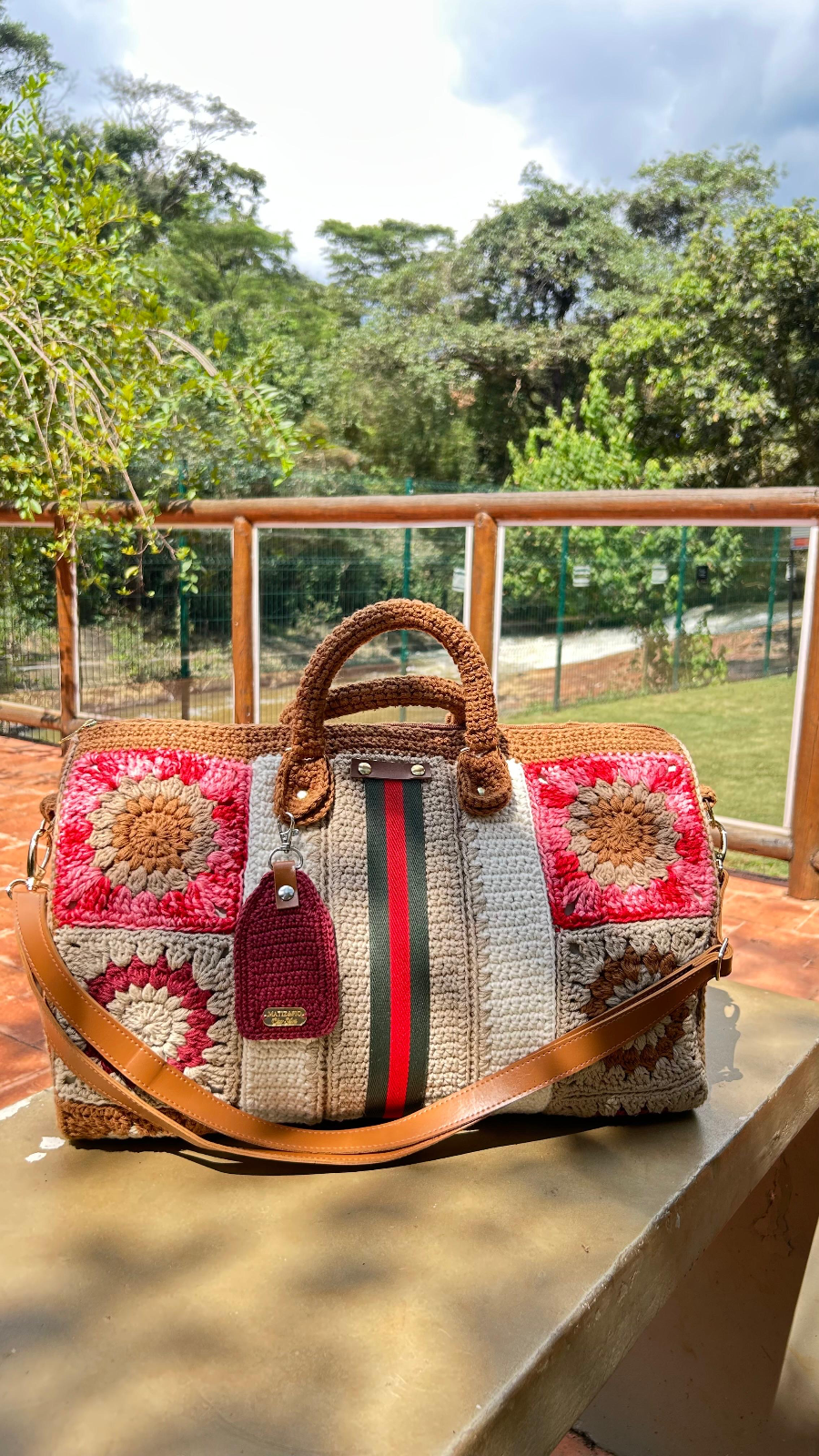 Bolsa de Viagem Artesanal em Crochê com Detalhes Florais