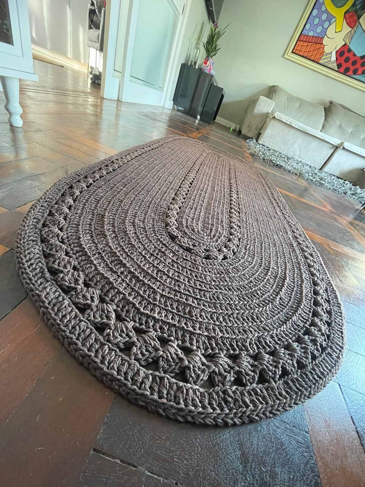 Tapete Oval de Crochê Marrom Terra – Conforto e Estilo Artesanal