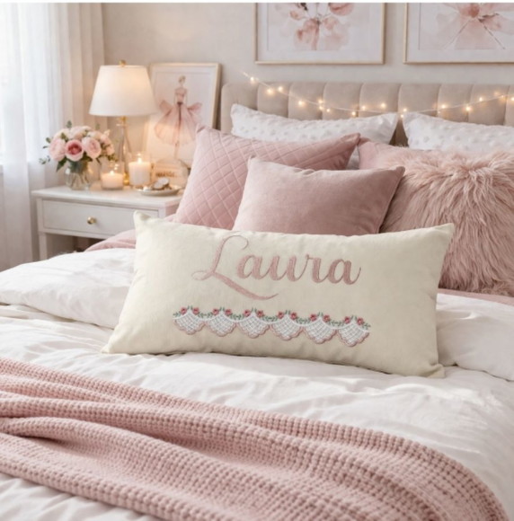 Almofada Bordada Personalizada Nome + Renda Delicada Suede