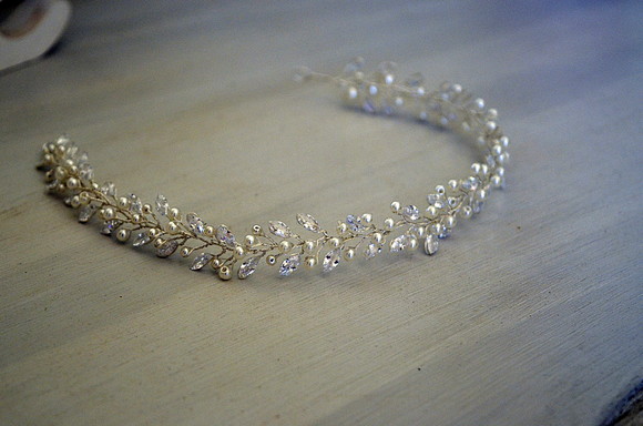 Headband em zirconias e pérolas