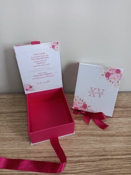 Caixa Cartonada 15 Anos 14x12x5cm com Suporte Joia