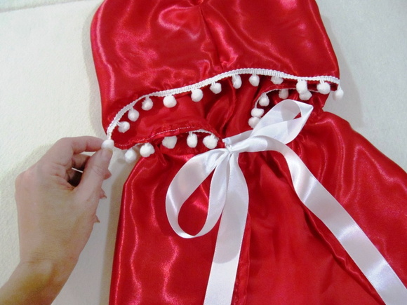 Capa Chapéuzinho Vermelho cetim e pompom