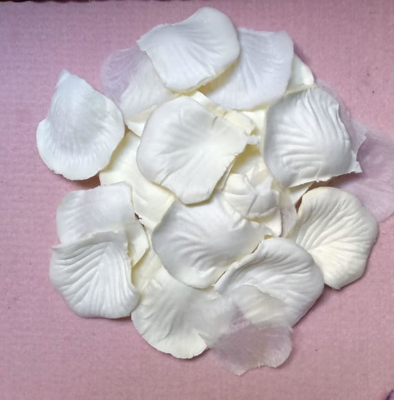 Pétalas de Rosa Artificial Cor Off White 100 Unds.