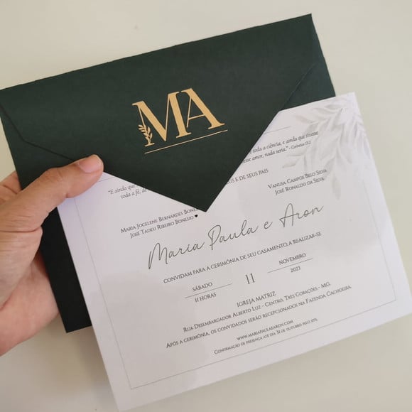 Convite de Casamento Verde Escuro c/ Iniciais Metalizadas