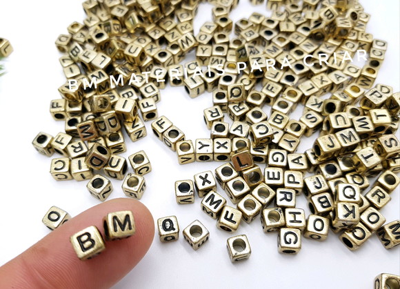 Dado dourado com letra preta 6mm - 50 gramas