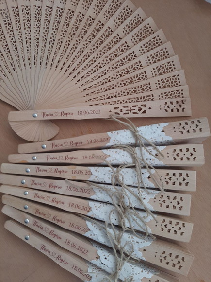 Leques Personalizados e Papel Rendado e Laço Rústico