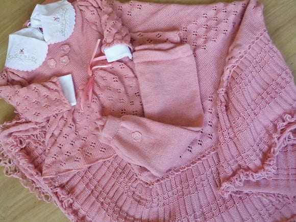 SAIDA DE MATERNIDADE BATINHA E CAMISA BORDADA A MÃO