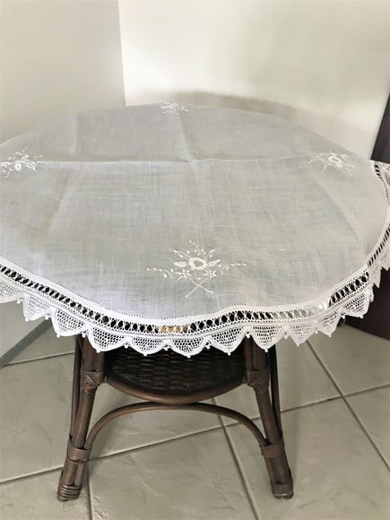Toalha Branca Redonda em Renda Renascença Ob2