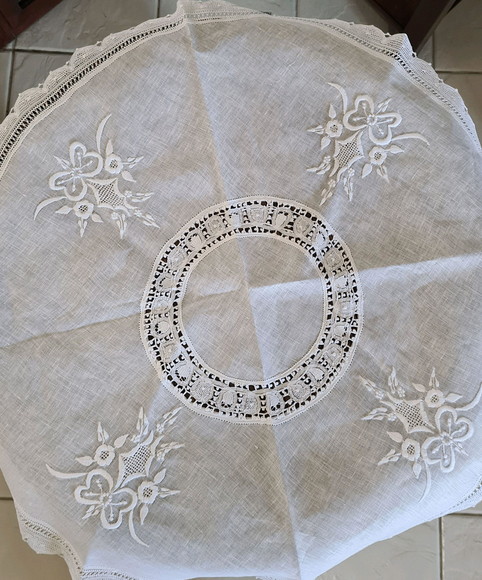 Toalha de mesa em cambraia de linho branco com renda renasce