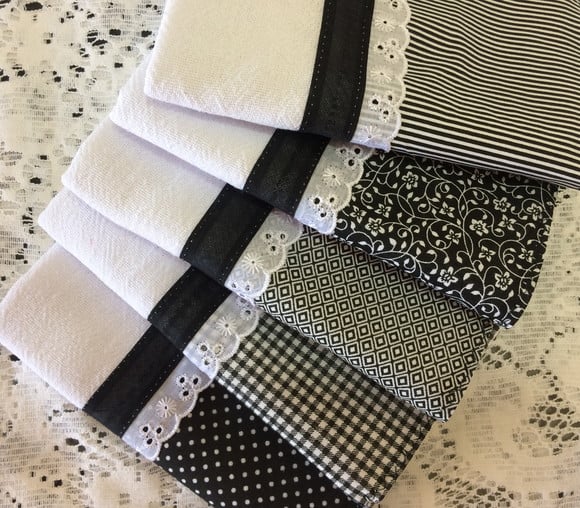 10 Panos de Prato Preto e Branco com Bordado Inglês e Vies