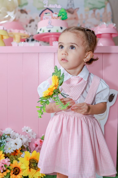 Jardineira Xadrez com Camisa e Lenço Rosa