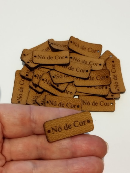Etiqueta/tag em Couro Sintético Medida 1,5x3,5 cm