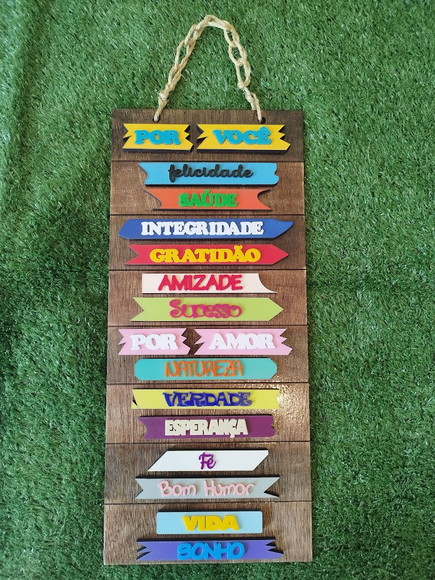 Placa em Madeira com Palavras em Relevo