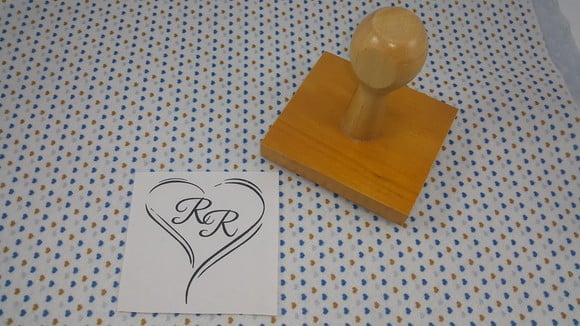Carimbo em Madeira com área de até 16 cm² personalizado M016