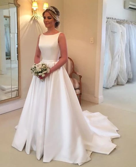Vestido de Noiva com Cauda Modelo Tânia