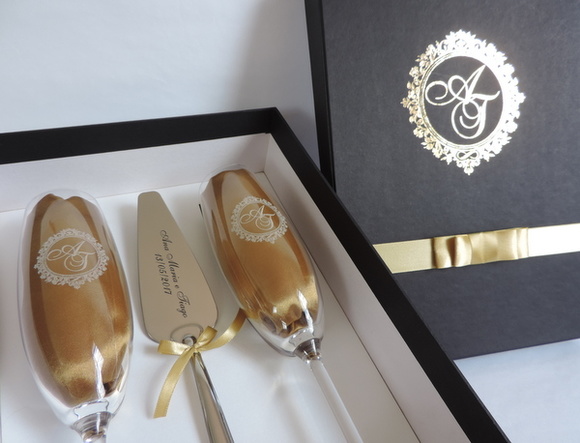 Caixa Presente Bodas de Ouro: Taças Gravadas e Espátula