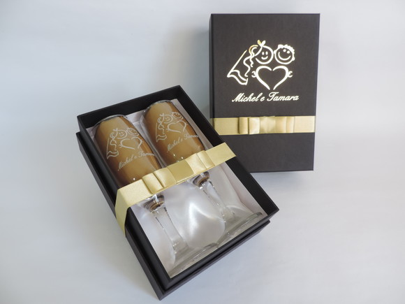 Caixas com Taças Personalizadas para Noivos