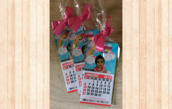 Mini Calendário de Geladeira 2026 Chuva de Amor Menina