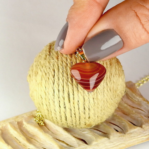 Colar Pingente Pedra Natural Ágata Vermelha Folheado a Ouro